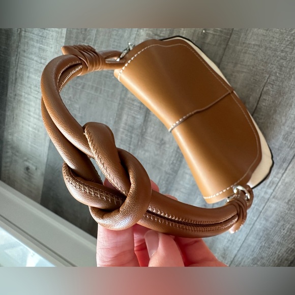 Authentic Gianni Chiarini tote shoulder bag with  attachable crossbody strap. - Picture 8 of 14